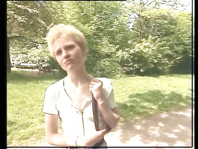 Remaja blonde dijemput untuk menghisap batang dan untuk dijilat pepeknya