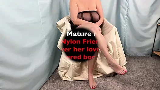 #392 Nyonya Dewasa Feet membiarkan teman nilonnya masturbasi di toketnya