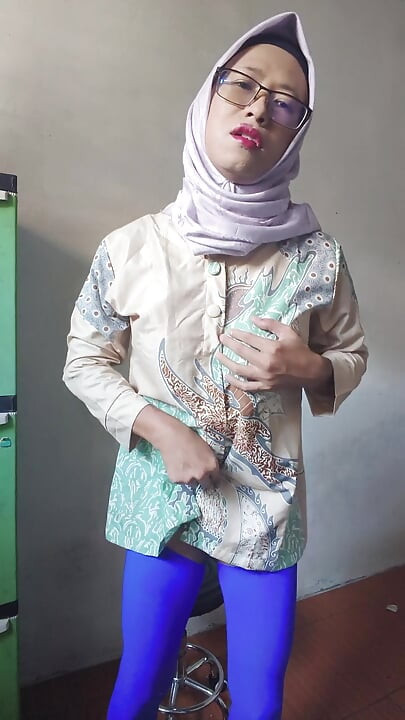 Beauty Hijab Shemale Jerks off Her Big Dick for Cum