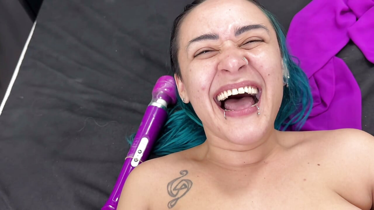 My friend hit on my husband's cuckold and he touched her with her eyes closed and I arrived