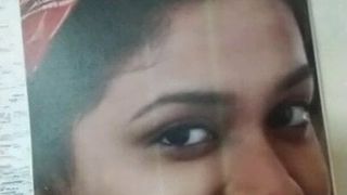 L'actrice Keerthi Suresh se frotte le visage