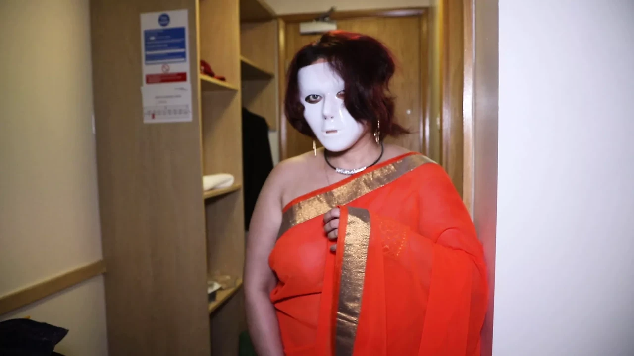 indian NRI babe taking off saree