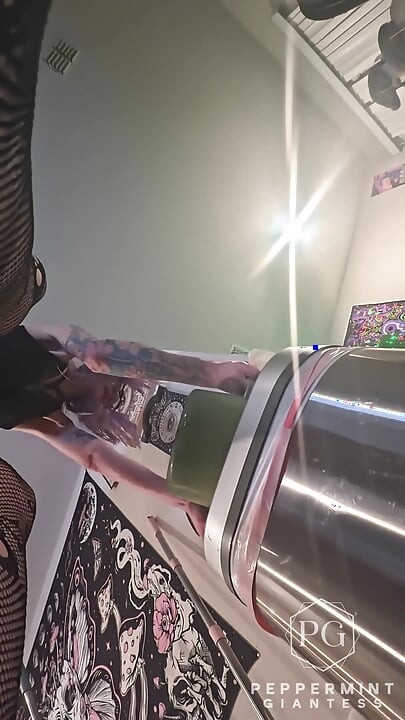 73 女巨人煮毛絨貝殼 - 小個子男人綁在我的 8 英寸腳後跟 POV