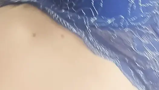Bu dildoyla kendimi tatmin ediyorum, küçük sürtük amcığımda, büyük yarağını düşünüyorum