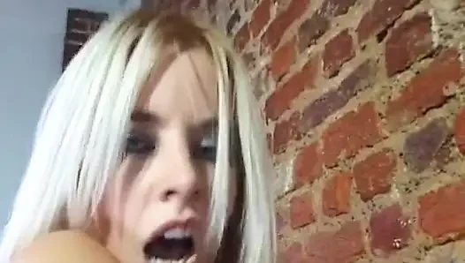 Çoraplı seksi sarışın sikiliyor!