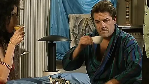 Boneka jerman yang megah menunggangi kontol di pesta seks anal mewah