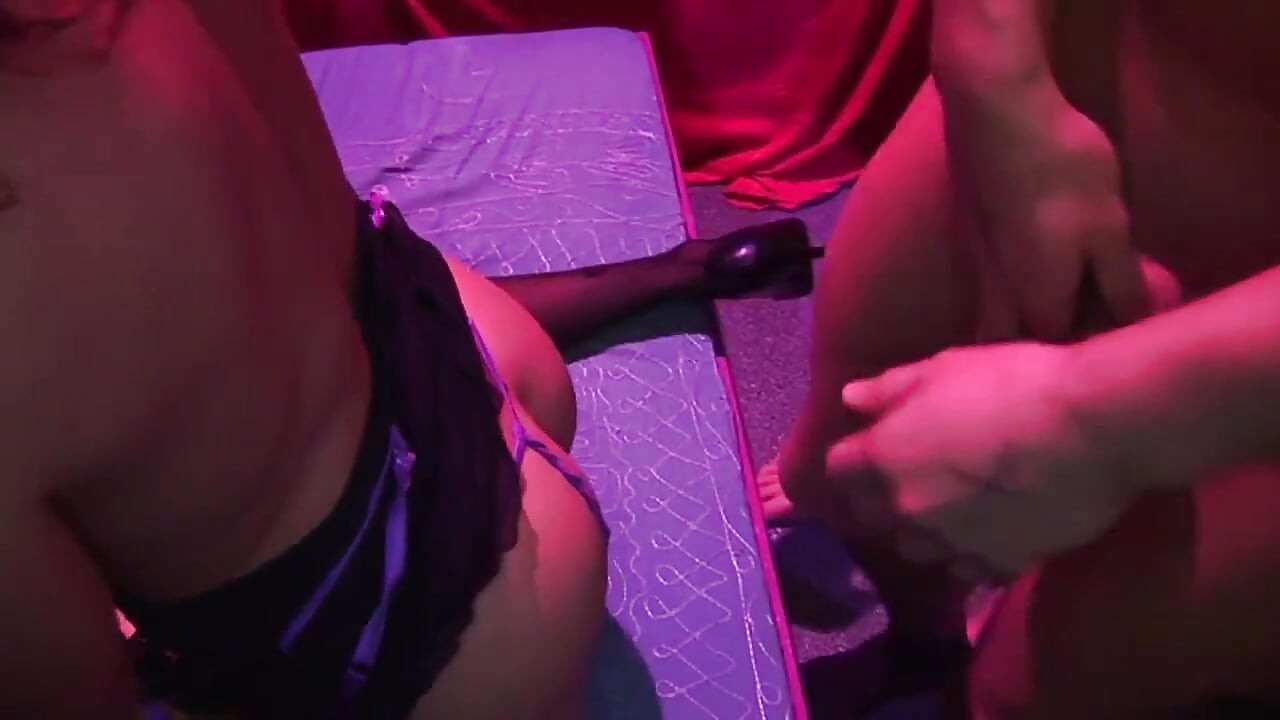 Nena rubia estirada en un trío hardcore