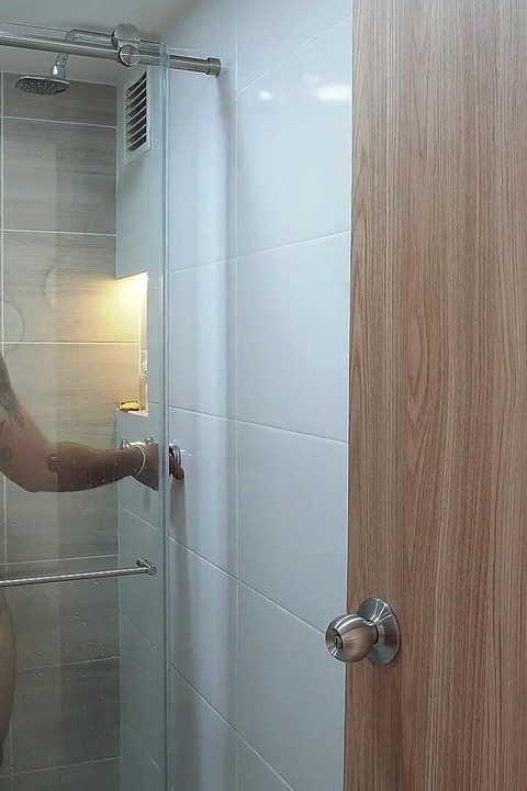 Opgewonden buurman komt naar mijn huis om te baden en we eindigen midden in Tiktok Live met seks