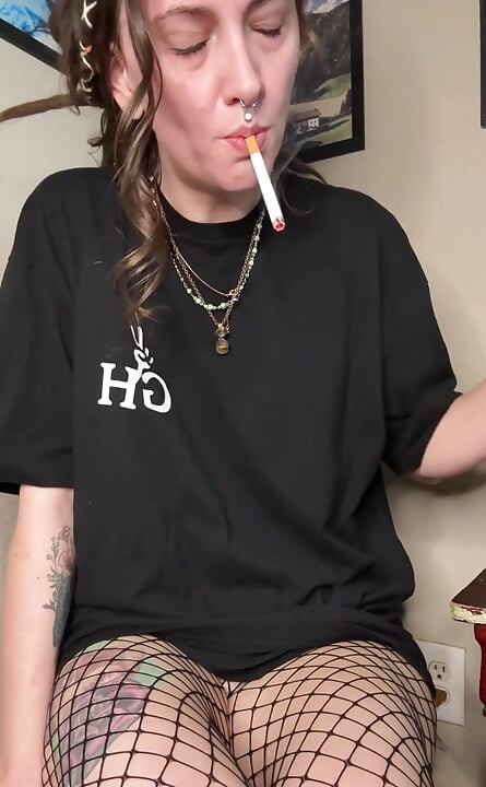 穿着渔网抽烟, 用窥视我的阴户来挑逗你