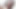 十代の赤ん坊が拾い上げ、彼女の美しい顔にスプレー