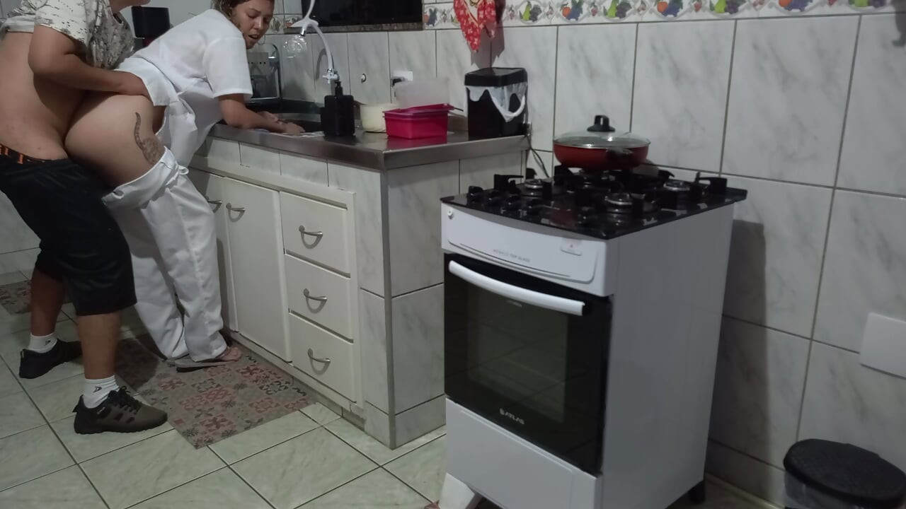 Η υπηρέτρια χρησιμοποίησε τον κώλο της ενώ έπλενε πιάτα.