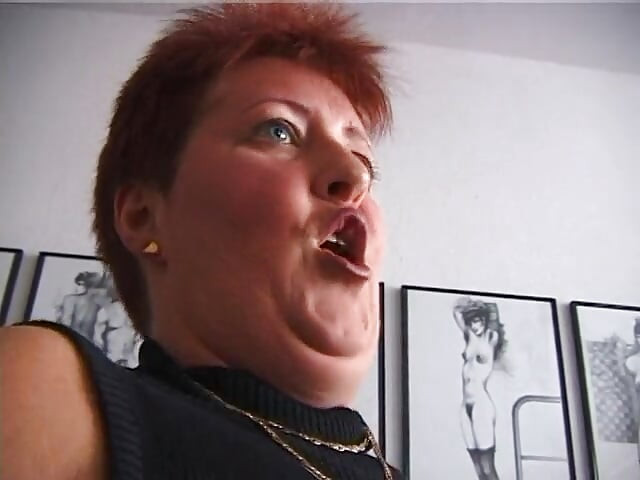 Une rousse joue avec ses doigts et sa bite