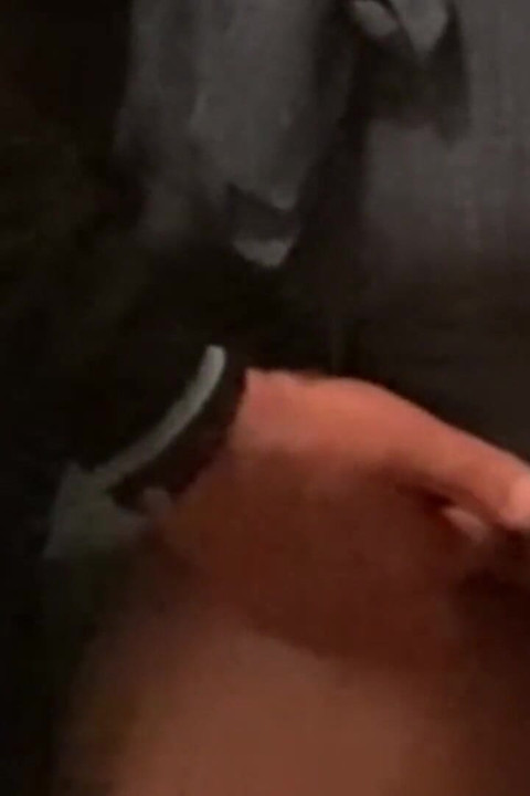 Aku minta orang asing untuk fingering memek beku mu