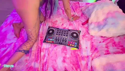 Dahlia Noire освещает неоновую ночь дикой чувственной энергией!