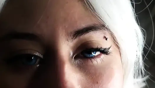 18 yaşındaki sürtük şişman bir yarağı takmayı seviyor