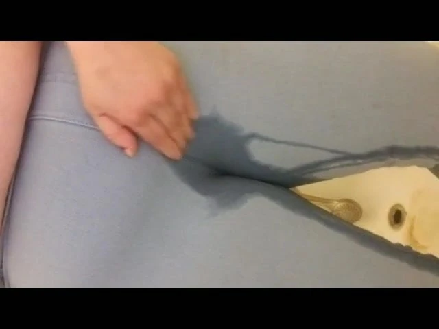 My gf peeing in jeggings