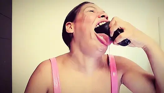 Трахая горло, я разрушаю горло игрушками по самую область яиц