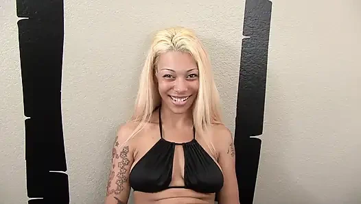 Sensationelle blondine spielt mit didlo