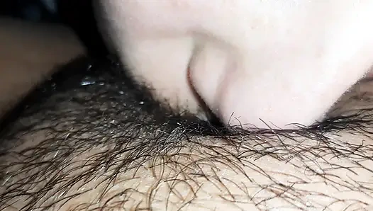 Лизание волосатой киски с быстрым оргазмом крупным планом