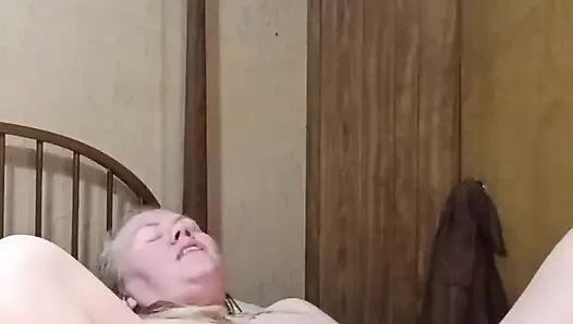 Возбужденная милфа по вызову