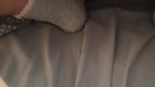 ein heißes erwachen, eine hand unter die bettlaken gleiten