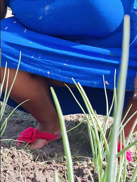 Hot stepmom went to the garden in a dress without panties and neighbor filmed