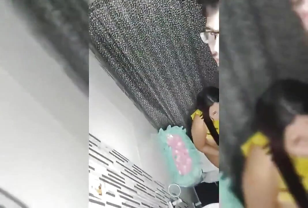 Mi amigo por mucho tiempo y lo invitó a mi casa y terminamos haciendo cosas sucias en el baño y luego nos fuimos a la cama