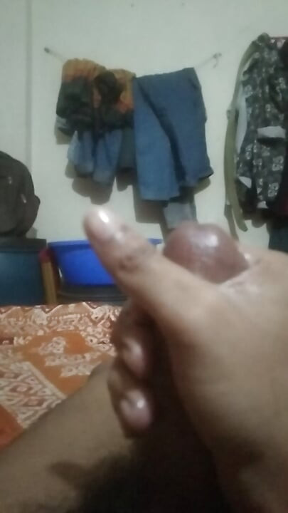 Nag-jakol ako sa bahay.