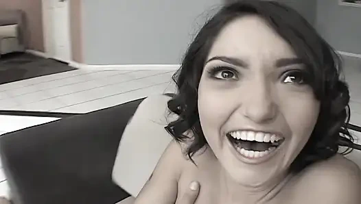 Seksi hatun büyük bir yarak sıkı amcığını ittikten sonra döl yiyor