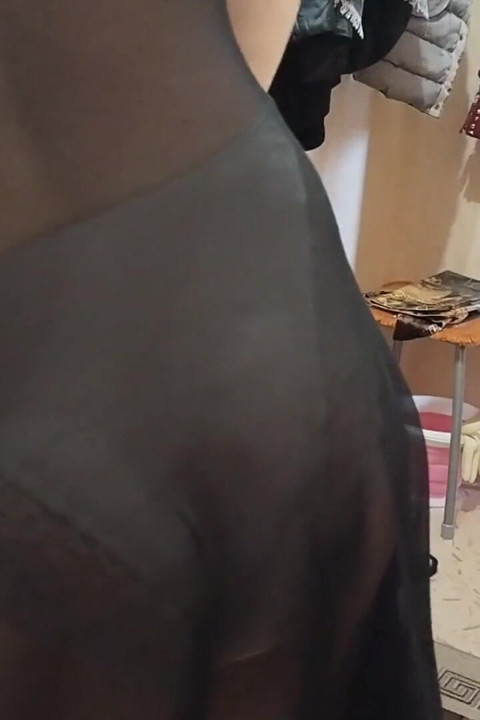 Друг пришел в гости, и я дрочу его член