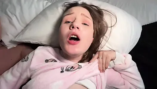 TEENY-MÄDCHEN WIRD VERRÜCKT MIT ORGASMEN UND CREAMPIE