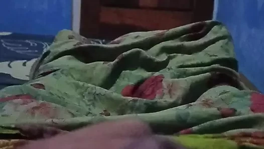 정자가 나올 때까지 작은 자지를 자위해