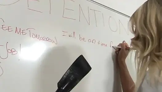 Lezbiyen zenci öğretmen seksi öğrencisinin amını takma yarakla üzüyor