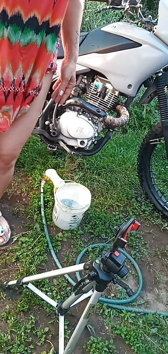 MIN CHEF VASKER MOTORCYKLEN OG AFBRYDER MIG OG KNEPPER MIN RØV