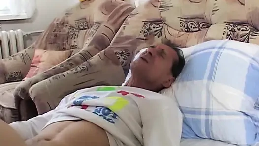 Aksi nakal tante seksi yang lagi sange berat ini dipuasin sama ayah tirinya sendiri