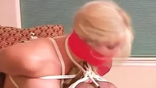 Le défi d&#39;évasion de bondage d&#39;une grosse blonde