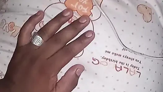 Застенчивая девушка открывает свои ноги