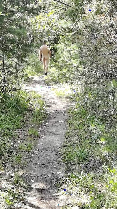 Ein russischer fkk geht völlig nackt in der natur herum