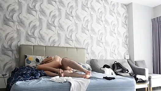 Aku crot di dalam memek cewek jalang kurus ini