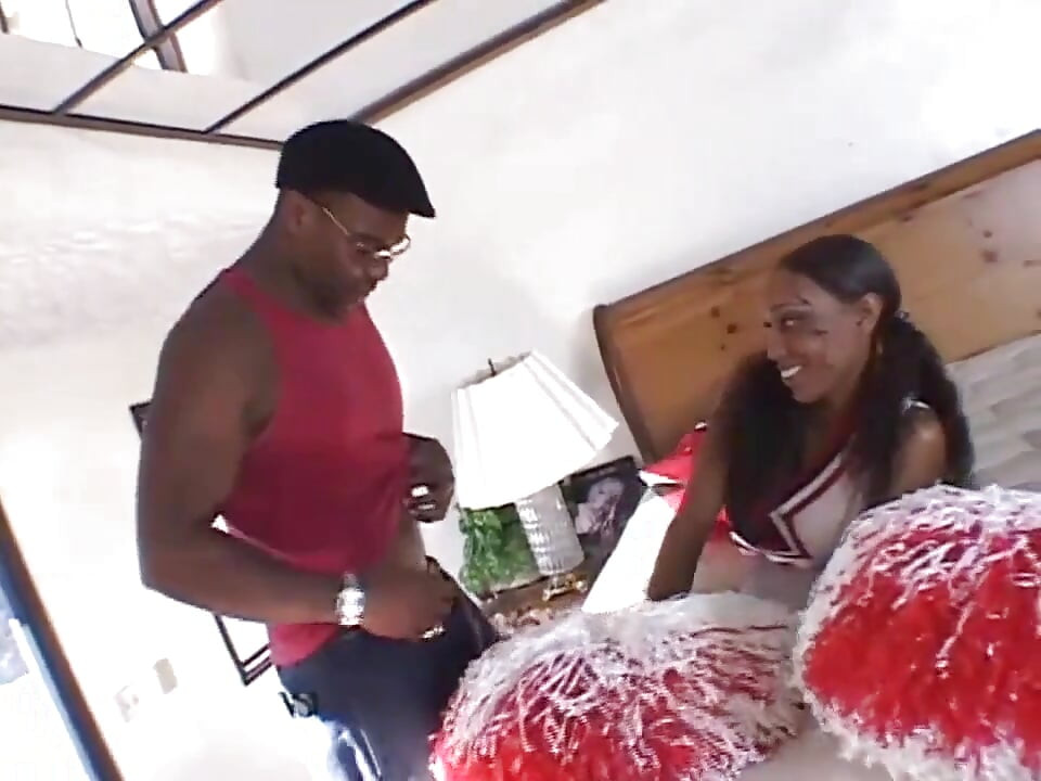 Prelepa crna navijačica liže pičku... Svrši u usta