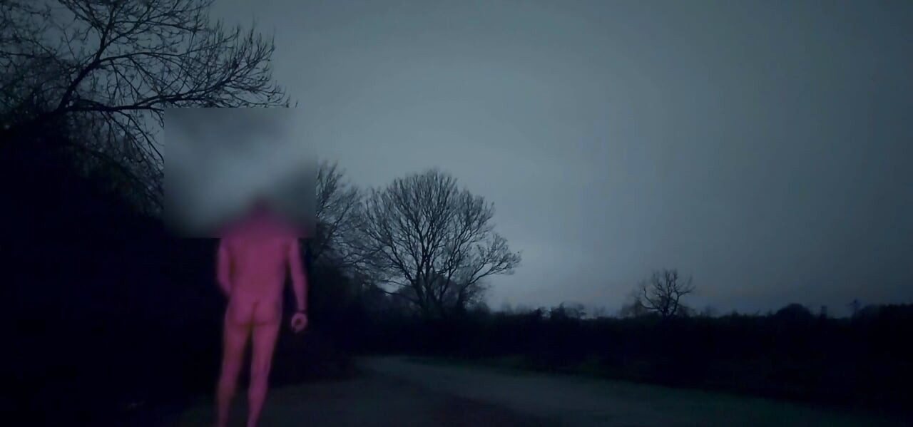 Дрочу обнаженной в 2 местах босиком и тверкаю