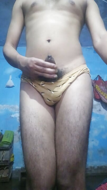 Napaljeni indijski femboy s fimozom drka kurac i drka gaćice polusestre dok ne svrši