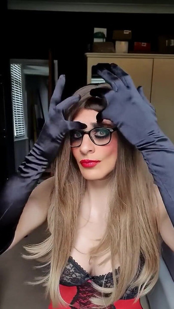 穿着我的新内衣挑逗, 是不是让你热辣地看着我？