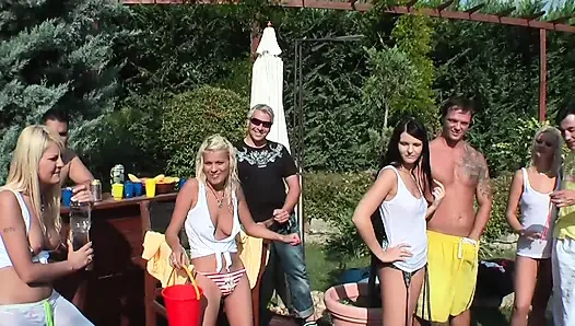 Pool-party voller lutschen, dreierfick und gruppenfick