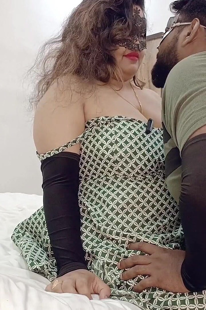 Zgodna bucmasta prijateljica Maya prvi put