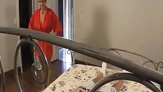 Azgın orta yaşlı seksi kadın oğlunun arkadaşını baştan çıkarıyor