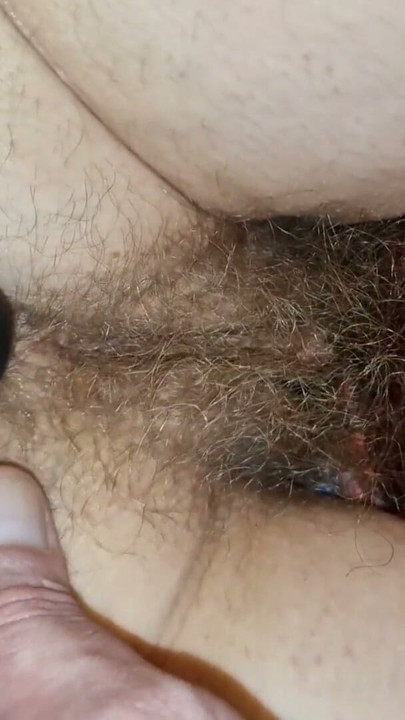 Han kærtegner min røv med en vibrator | Klip 1