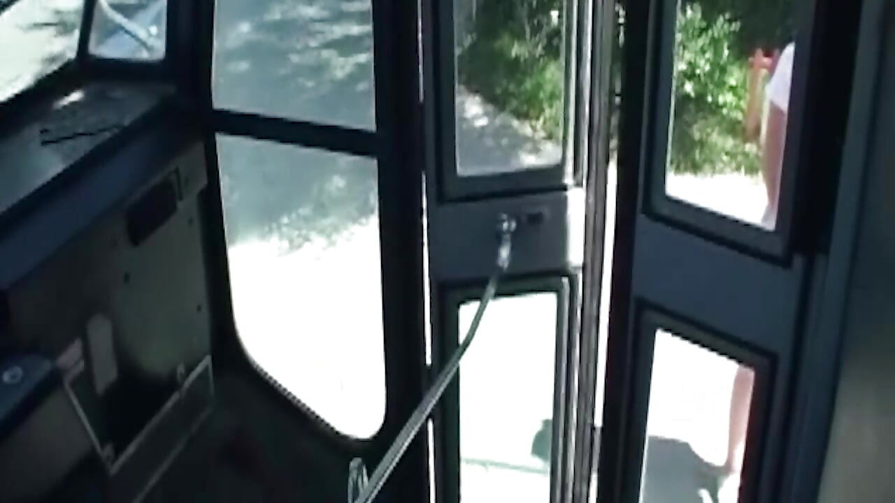 Loira madura puta pingando facial depois de intenso dedilhado no ônibus