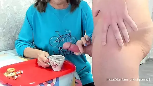 Ma belle-mère boit du café avec le sperme de son beau-fils, une éjaculation massive fétiche tabou