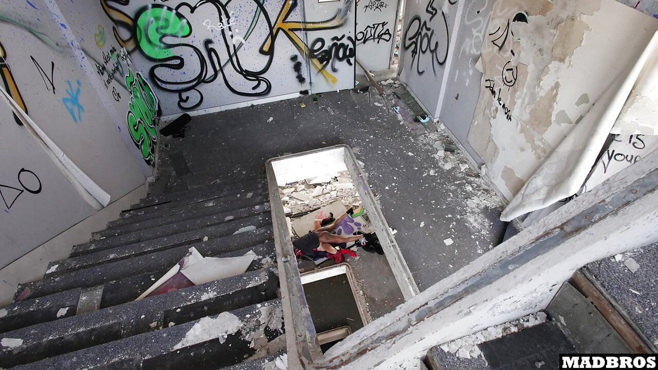 A Brazilian Housewife Became Crazy Enough To Call Us Just To Be Fucked In Anal in An Abandoned Building !!!